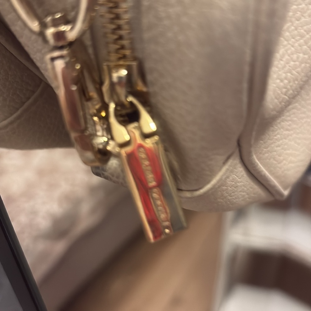 Beautiful. Brand new ish. crème bag with star and crossbody. Classic - Picture 5 of 8